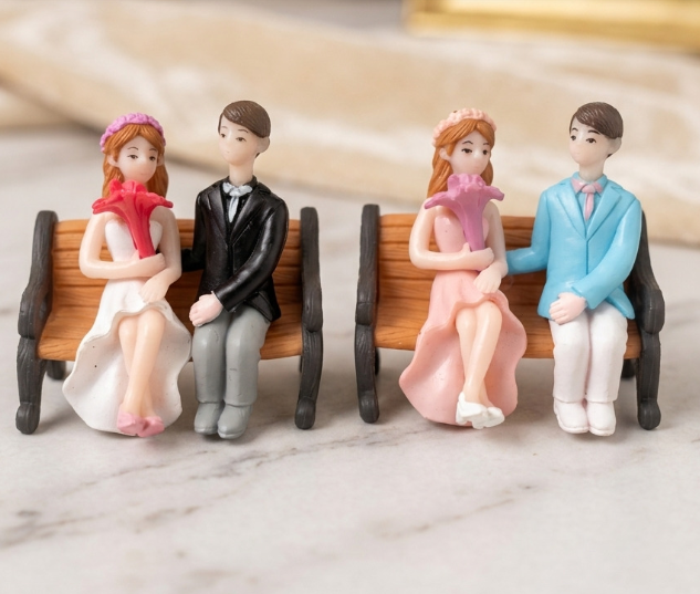 Couple on Bench (5.5 cm)