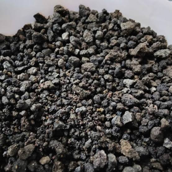 Black Lava Chips 2–3 mm – Natural Volcanic Substrate for Aquascaping, Terrariums & Plants